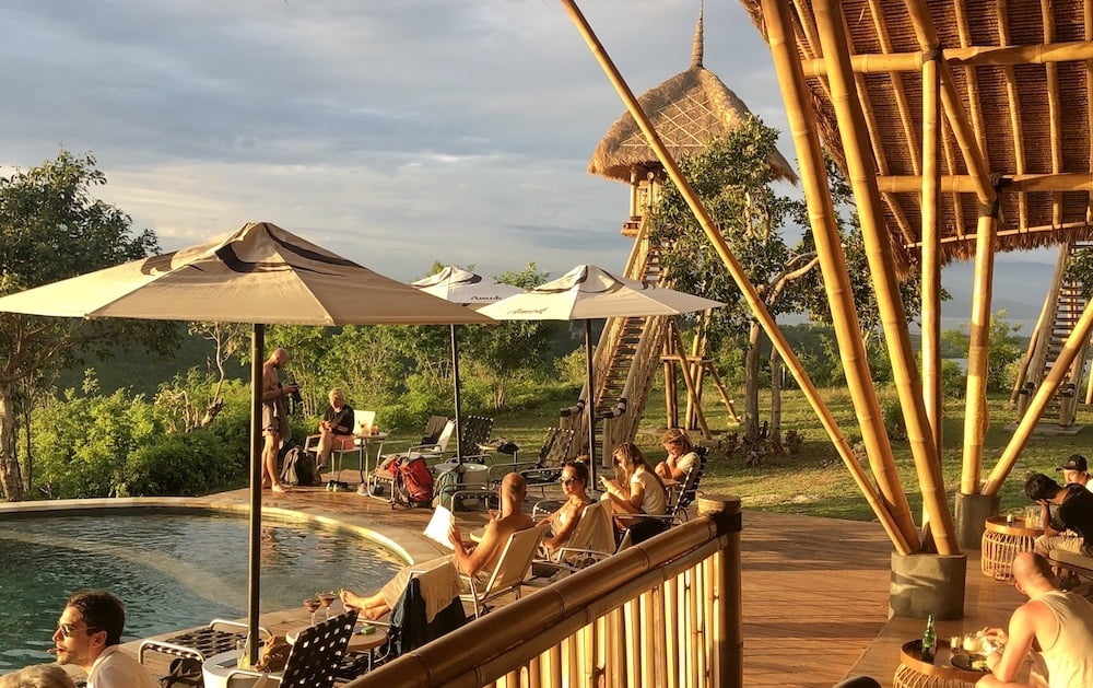 Amok sunset bar restaurant pool bamboo nusa penida